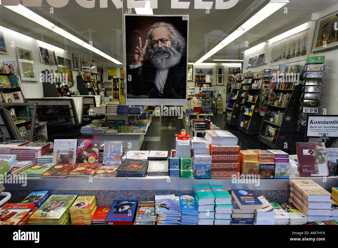 Karl Marx zeigt V-Zeichen, Plakat in einer Buchhandlung, Trier, Rheinland-Pfalz Stockfoto