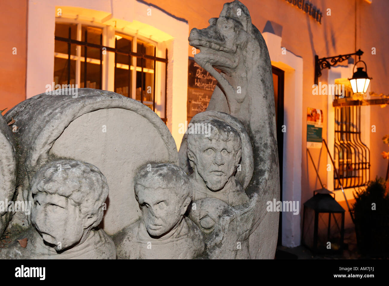 Figuren der Neumagener Weinschiffsanierung, römisches Grab eines Weinhändlers, Trier, Rheinland-Pfalz, Deutschland Stockfoto