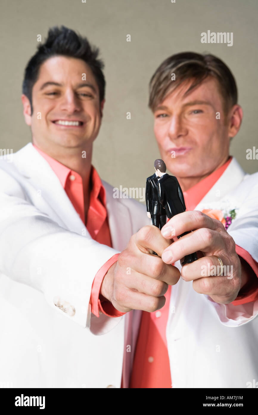 Gay paar Kunststoff Bräutigam in küssen Position halten Stockfoto