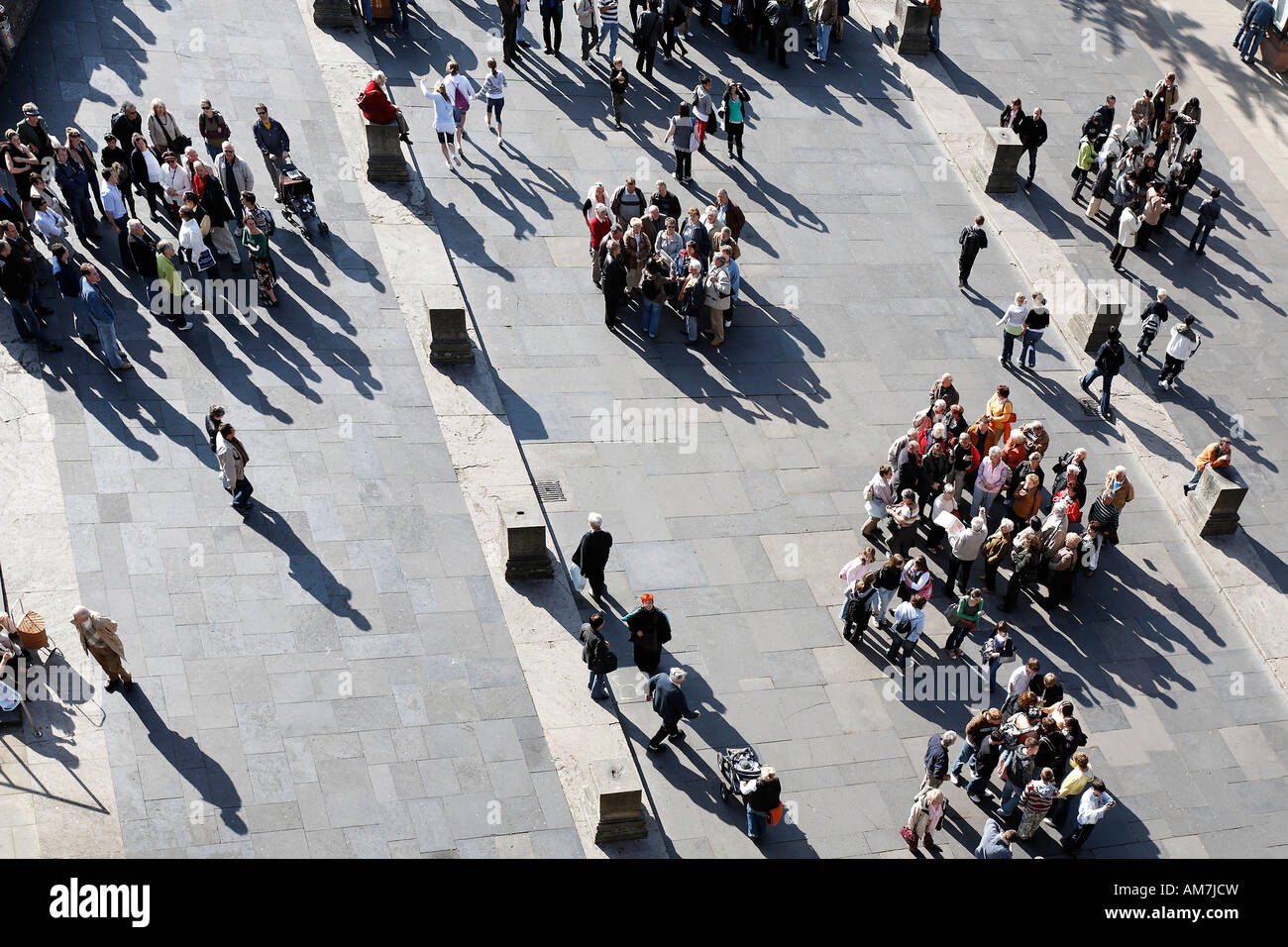 Touristen auf dem Platz vor der Porta Nigra, Vogelperspektive, Trier, Rheinland-Platinate, Deutschland Stockfoto