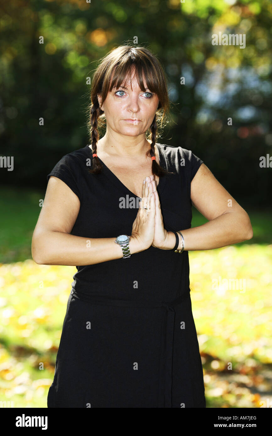 Frau, die Yoga-Übungen Stockfoto