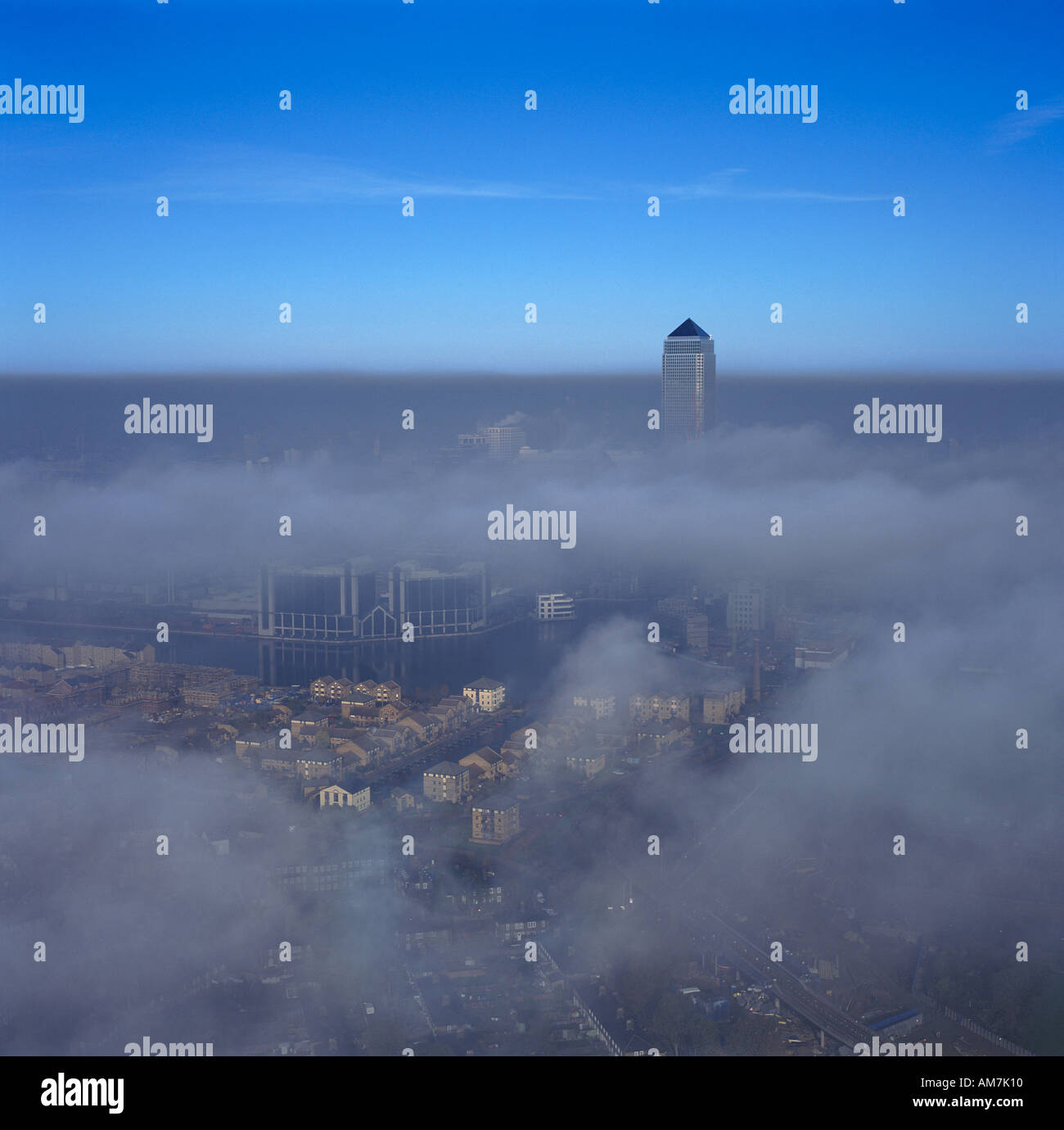 Spitze des Canary Wharf Tower Aufstieg durch Nebel Luftbild Docklands London UK Stockfoto