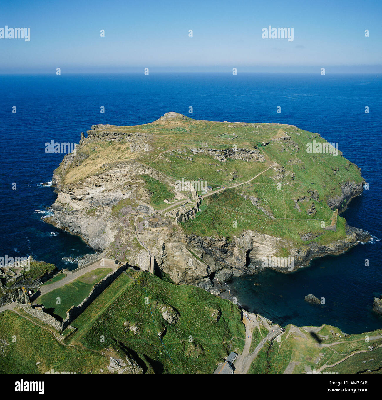 Tintagel Island und das Schloss Cornwall UK legendäre Heimat von Camelot Luftbild Stockfoto