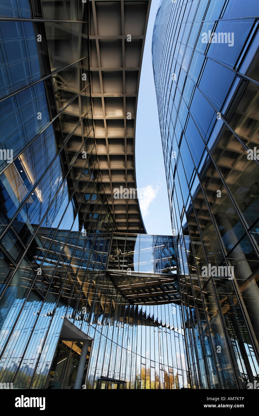 Durchgang und Glas vor dem Post Tower, Bonn, NRW, Deutschland, Stockfoto