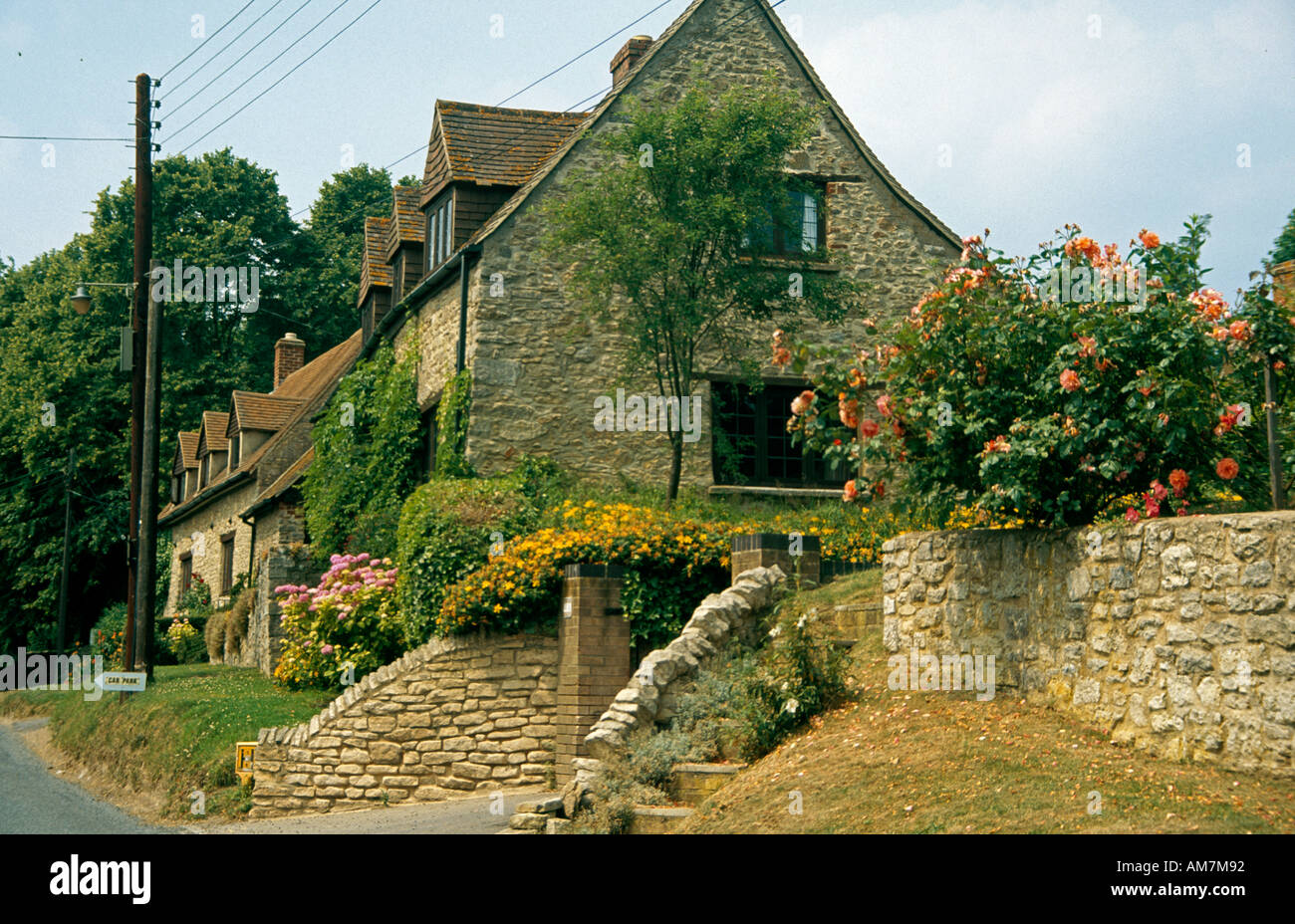 Alten Cotswold Landhaus aus Stein mit Sommerblumen in Oxfordshire-England Stockfoto
