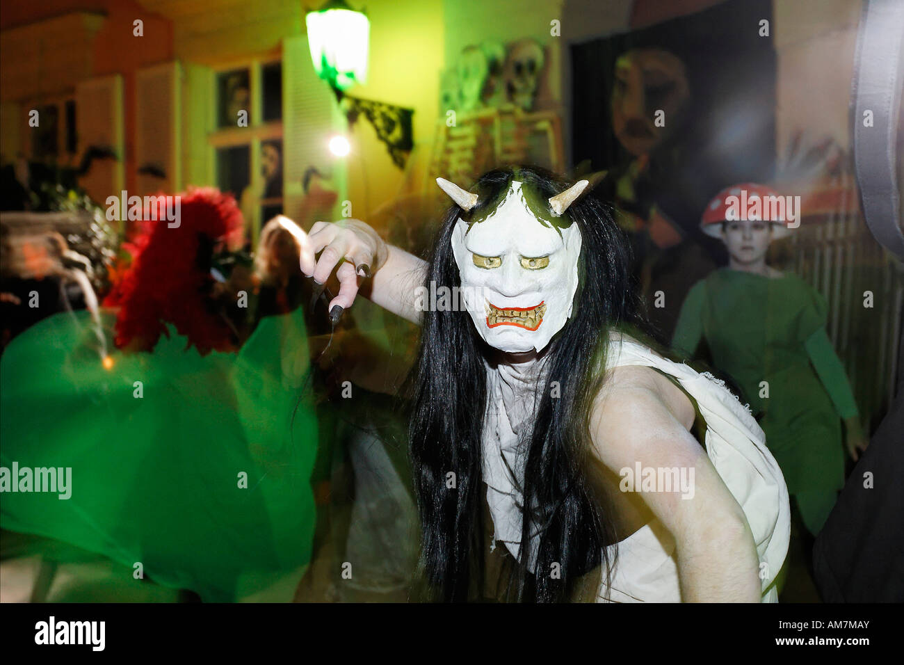 Junges Mädchen erschreckend Zuschauer, Halloween-Event für Kinder, Theatermuseum Düsseldorf, NRW, Deutschland Stockfoto