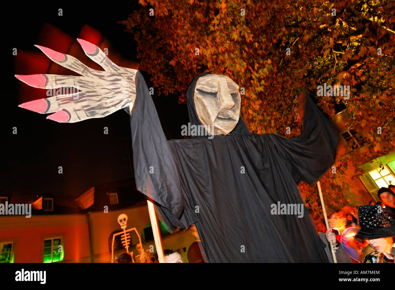 Handgefertigte Geist Figur, Halloween-Event für Kinder, Theatermuseum Düsseldorf, NRW, Deutschland Stockfoto