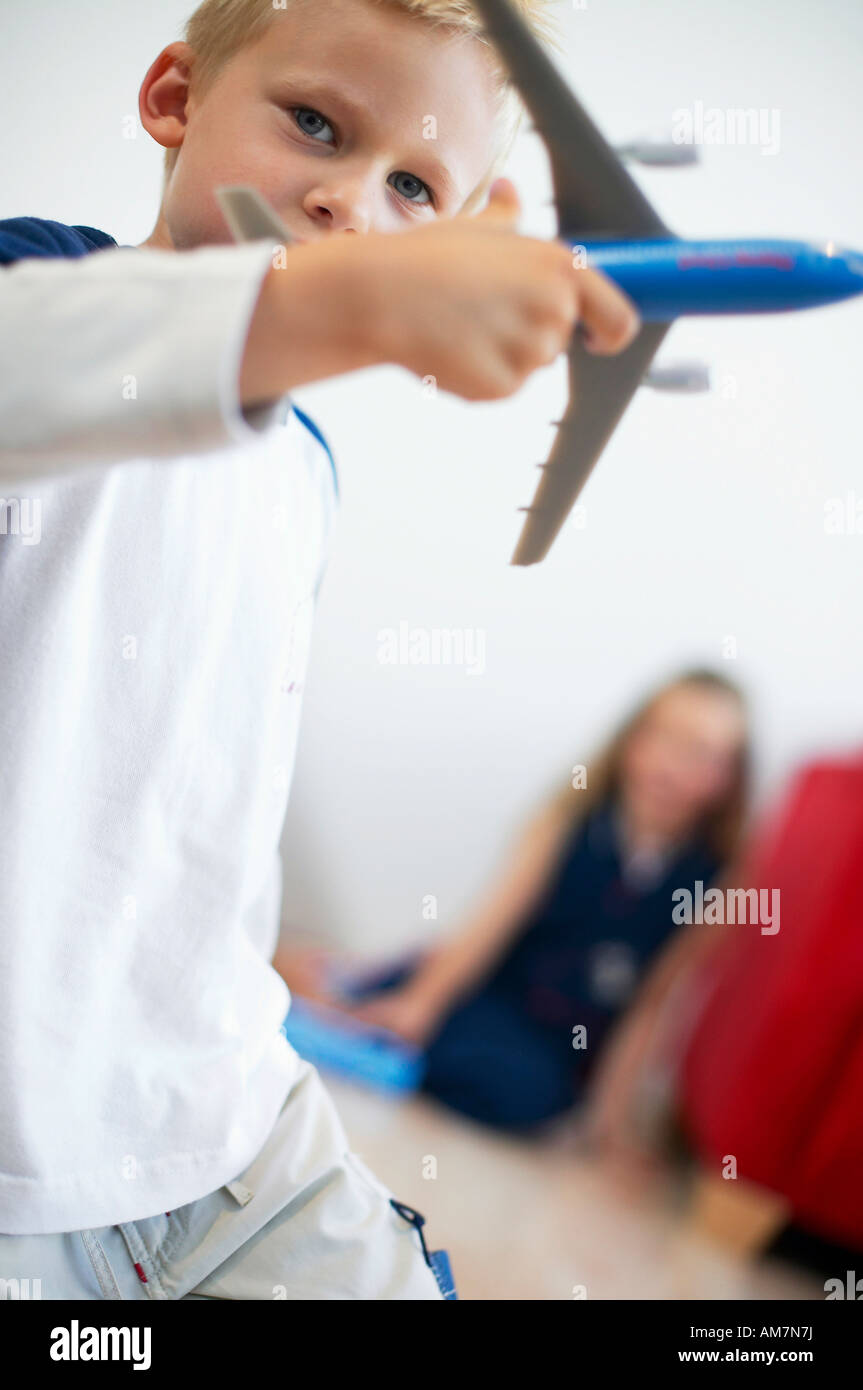 Junge mit Flugzeug Stockfoto