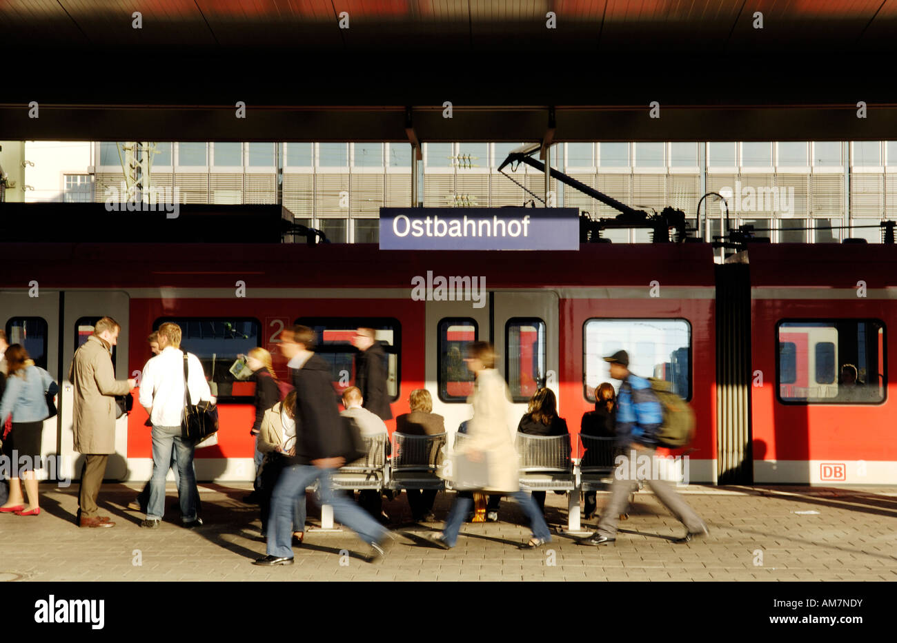 Menschen eilen an den Bahnsteig der Ostbahnhof Station, München, Bayern, Deutschland Stockfoto