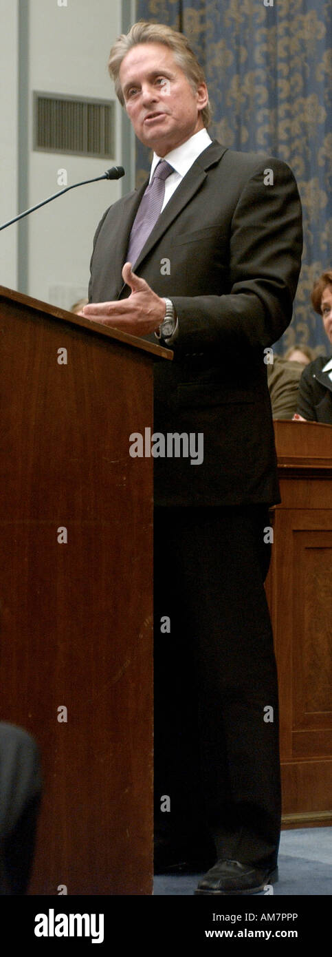 Michael Douglas spricht bei einer parteiübergreifenden Arbeitsgruppe Anhörung über Nichtweitergabe von Atomwaffen auf dem Capitol Hill in Washington Stockfoto