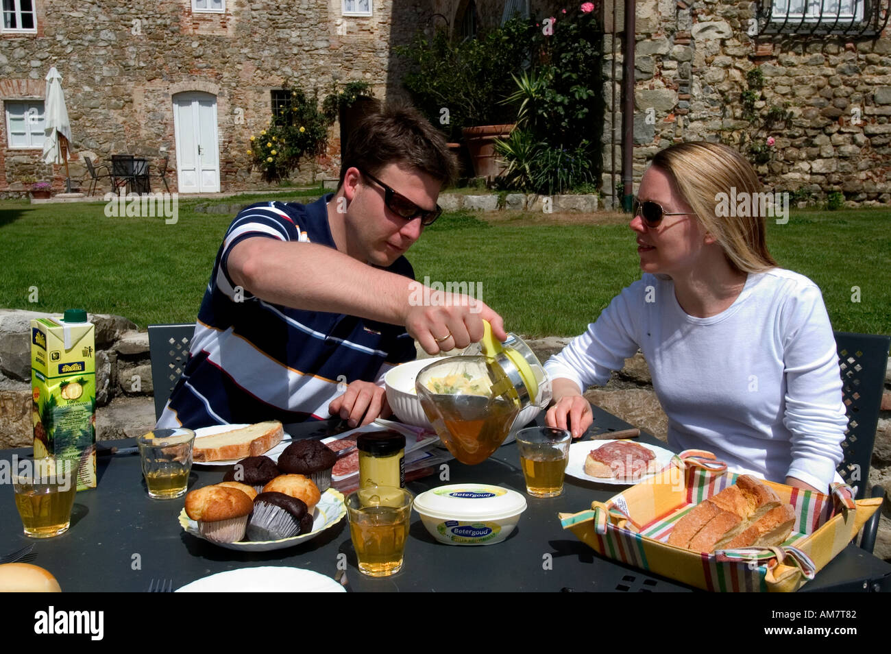 Tuscany Italien italienischen Mittagessen Picknick Mann Frau Wein Stockfoto