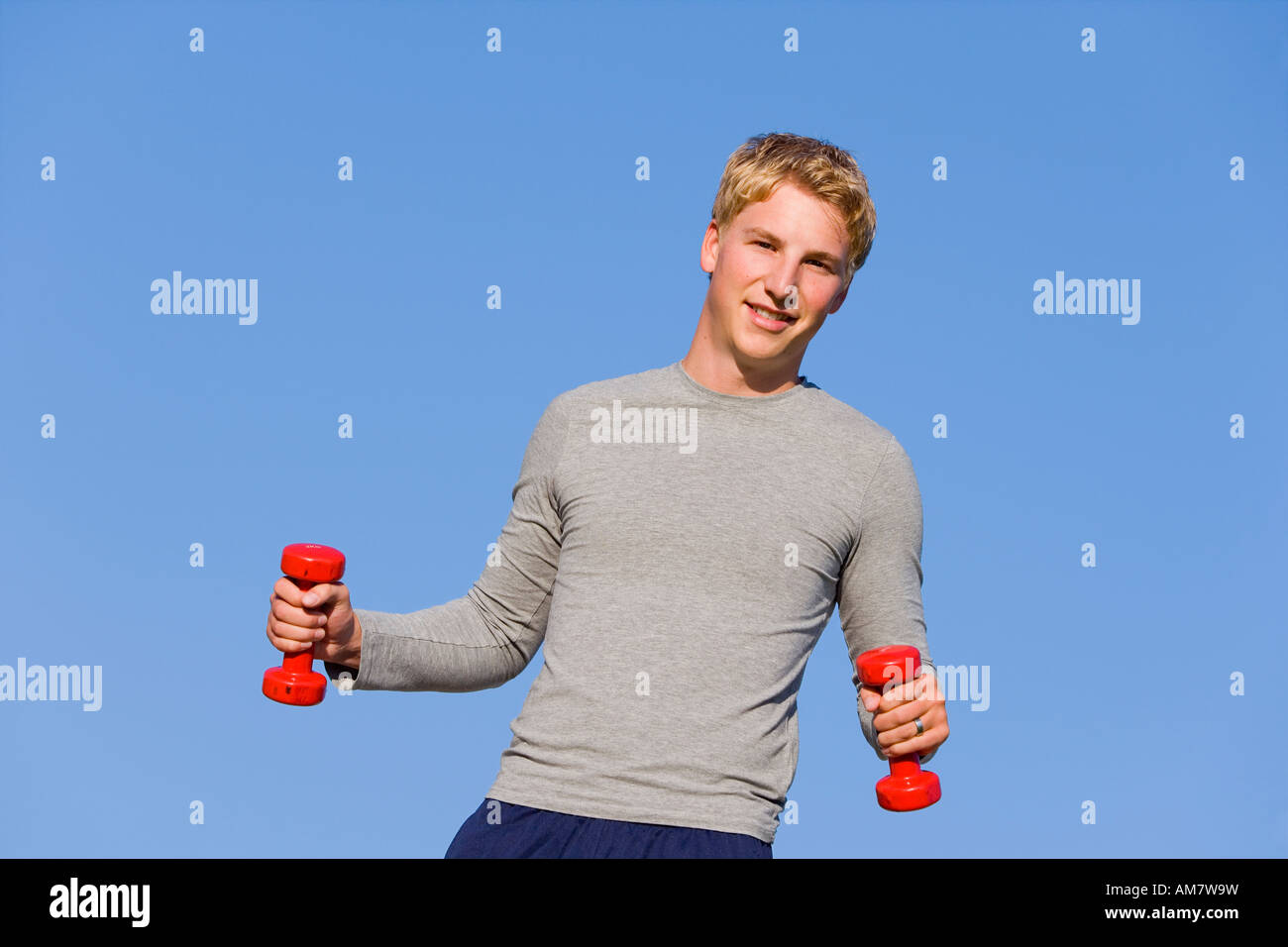 Ein junger Mann, 22 Jahre alt, training mit Hanteln Stockfoto