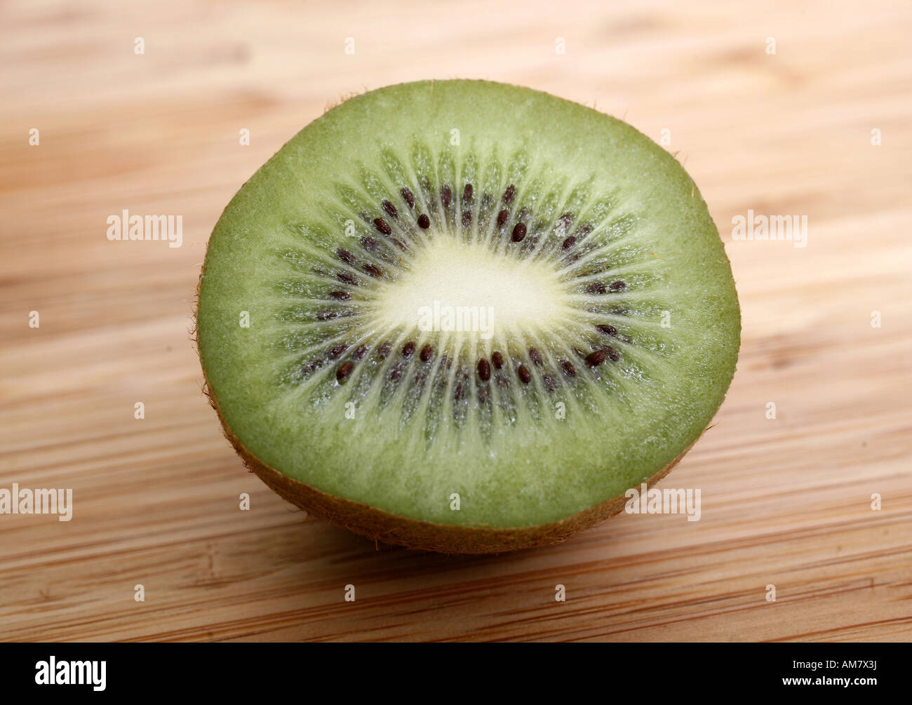 Kiwi, schneiden, halbiert Stockfoto