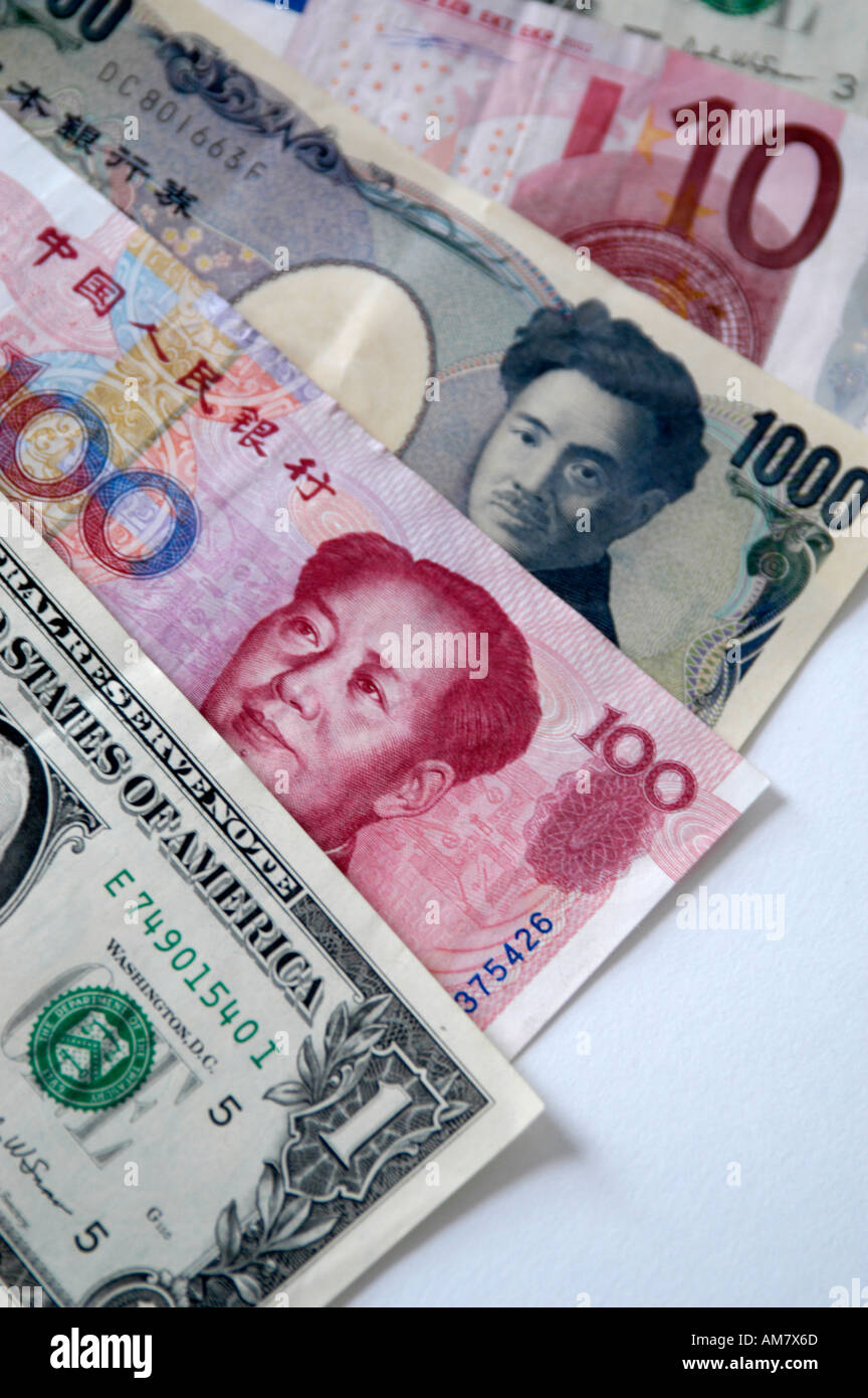 Mischung aus ausländischen Banknoten Stockfoto