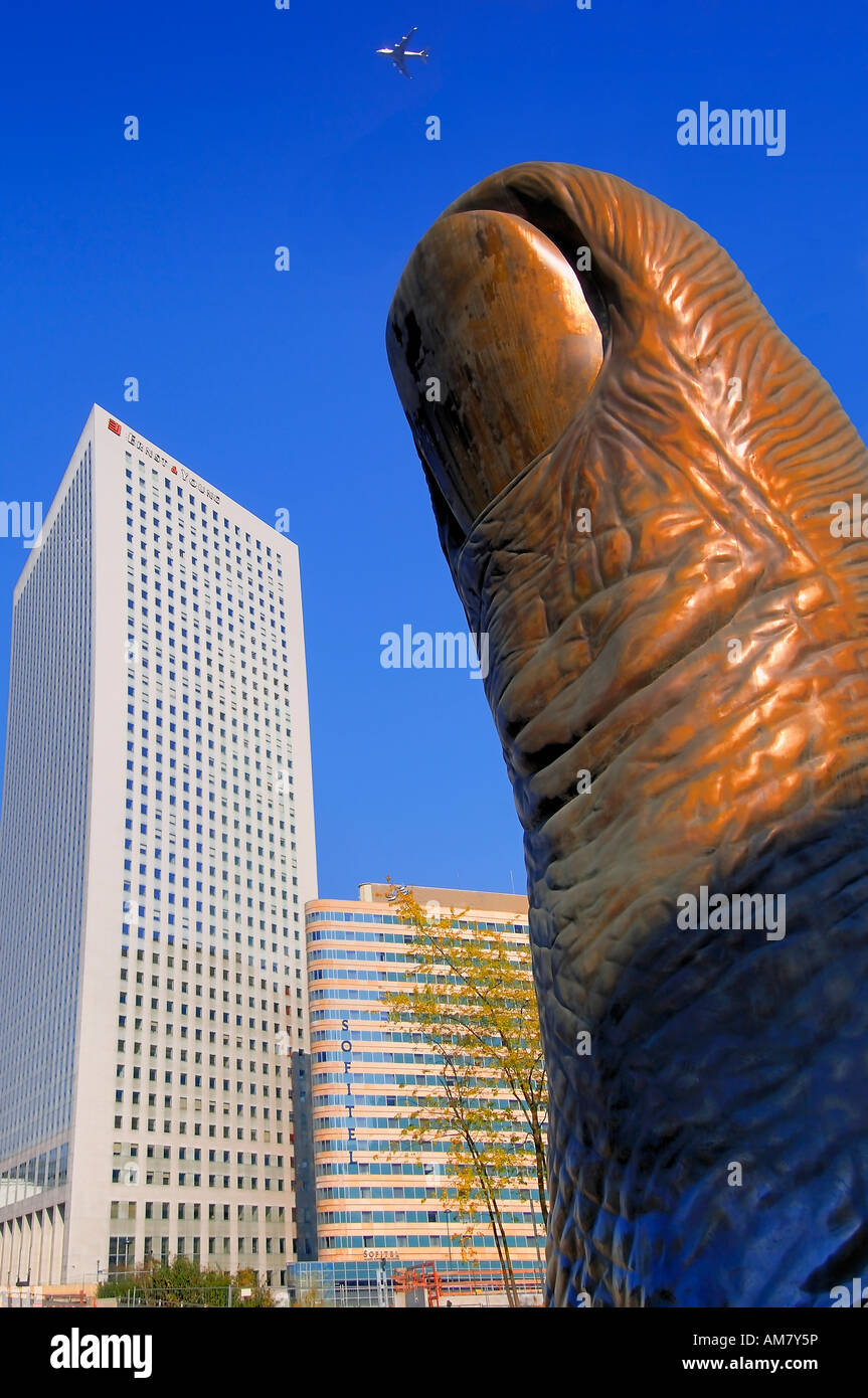 Große Bronze-Skulptur eines Daumens von Cesar Baldaccini, bei La Défense in Paris, Frankreich Stockfoto