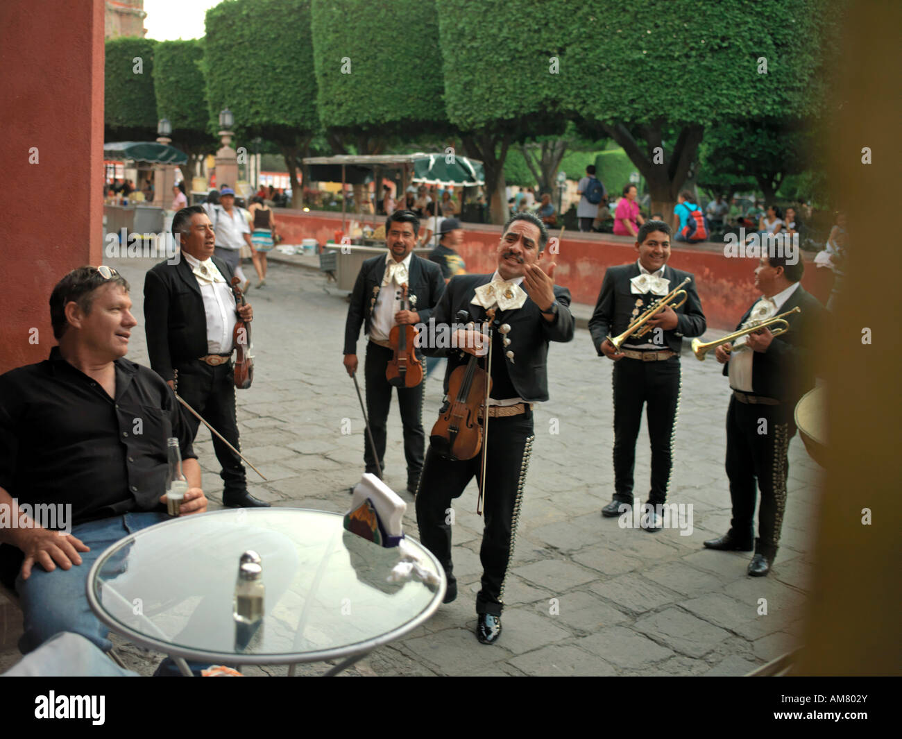 Bandmitglieder von Mariachi-Band Guanajuatense spielen für Touristen auf dem Hauptplatz El Jardin Stockfoto