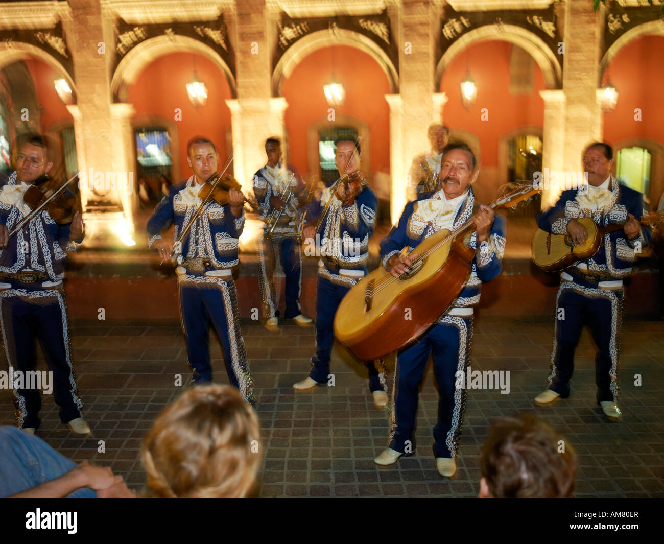 Die Mariachi-Band namens Mariachi Allende eine Familiengruppe von Antonio Rico gebildet und seine Söhne für ein kleines Publikum spielt. Stockfoto