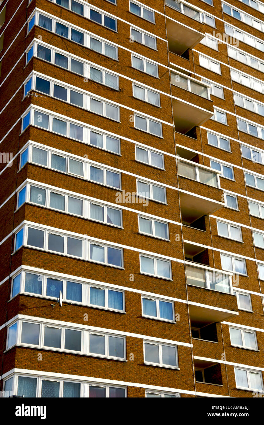 Ein Hochhaus von Wohnungen/Appartments im Londoner East End. Stockfoto