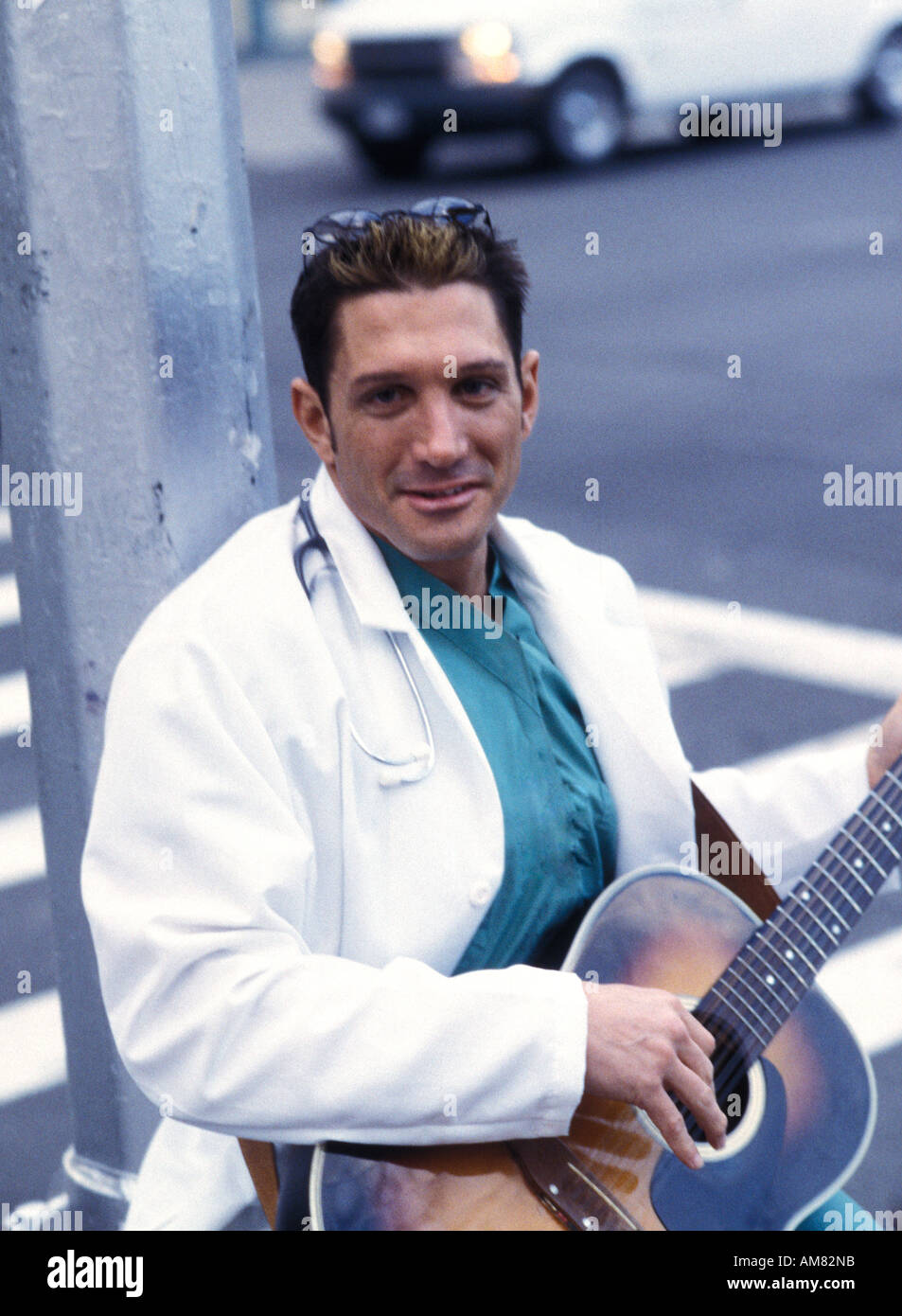 Junge Mann spielt Gitarre, Lächeln, Porträt Stockfoto