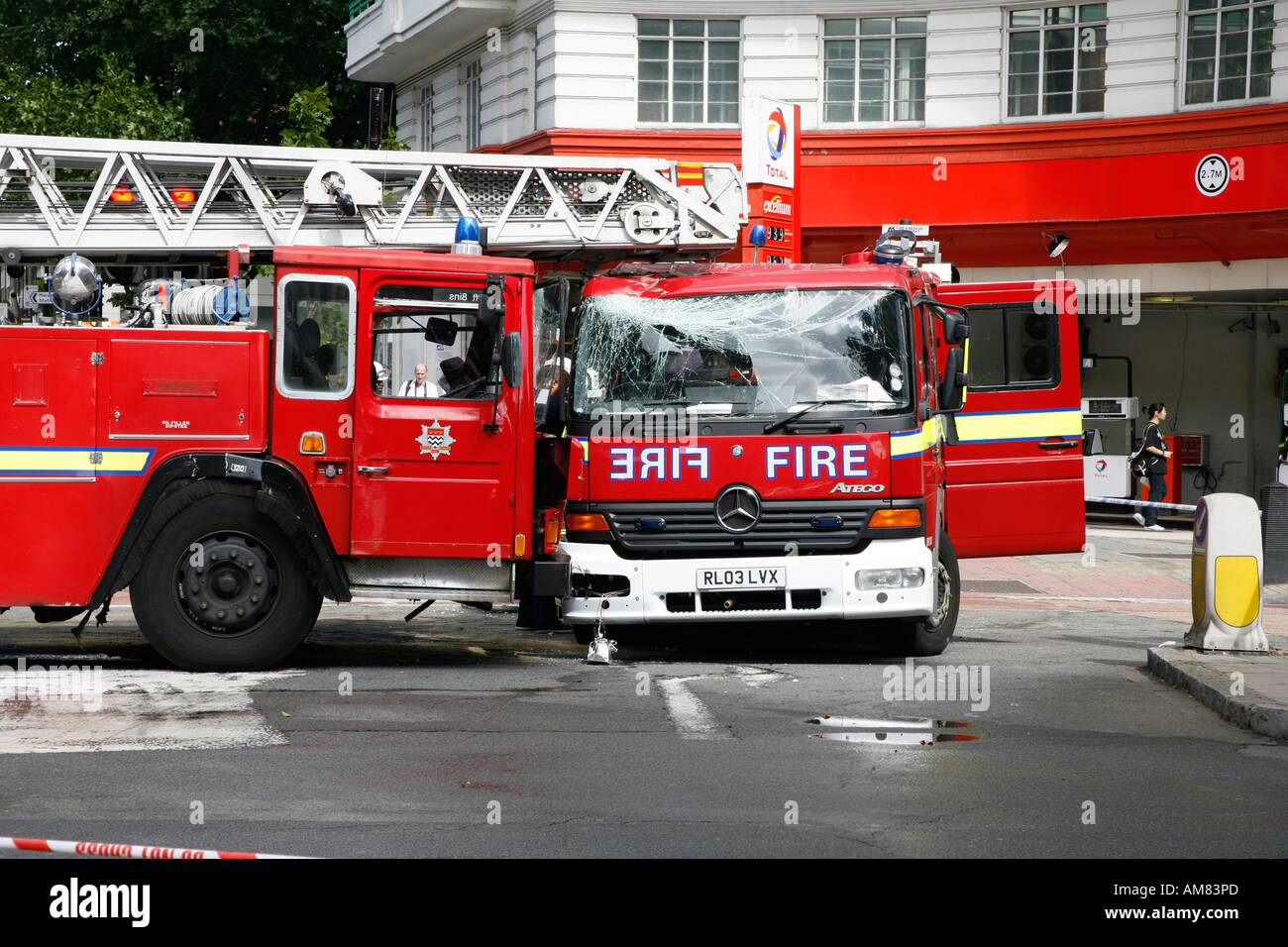 Feuerwehrfahrzeuge, die auf dem Weg zu gleichen Feuer, Marylebone Road, London England abgestürzt Stockfoto