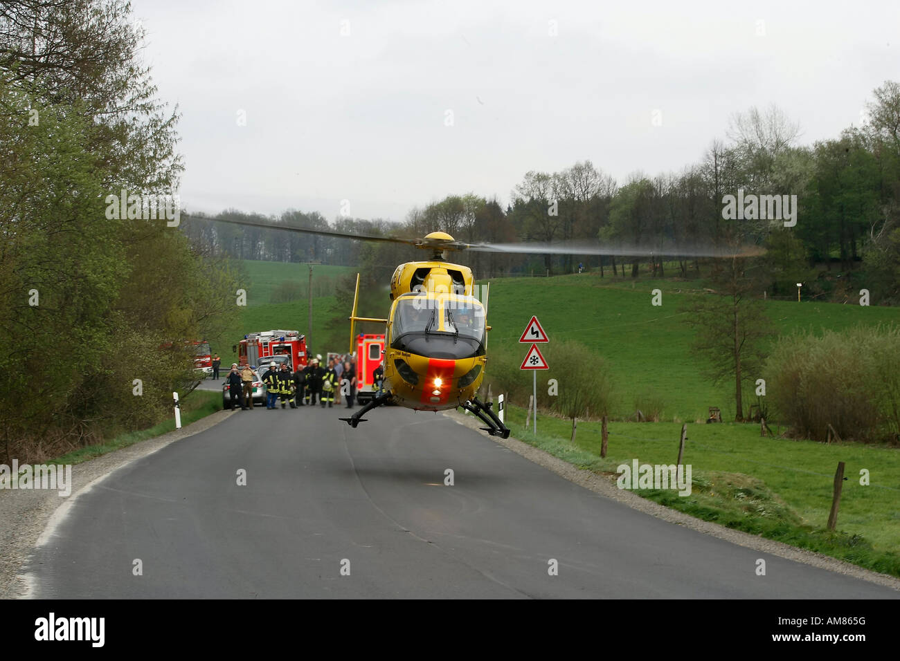 Rettungshubschrauber am Motorrad crash Stockfoto