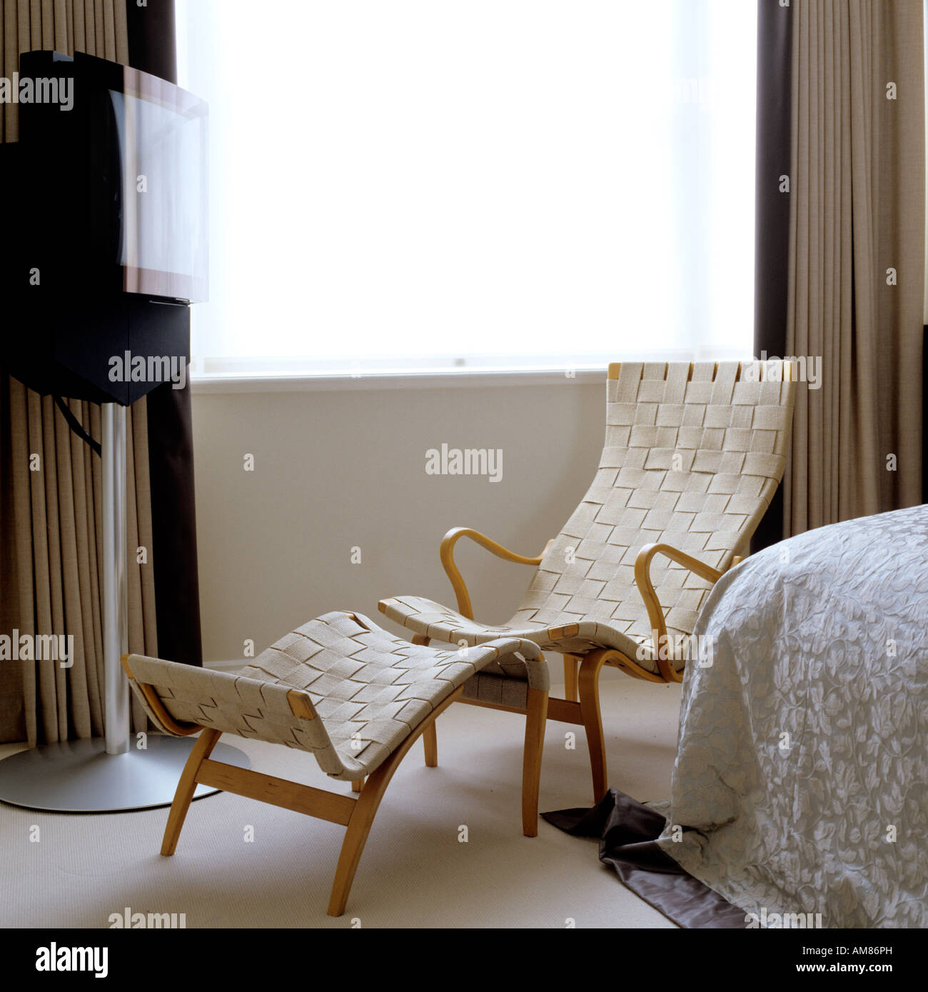 Bruno Mathsson liege Stuhl im Schlafzimmer Hightech-TV in Luxus Ferienwohnung in London Stockfoto