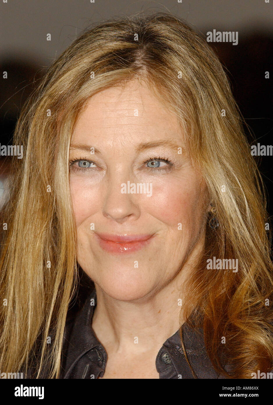 Catherine O Hara kommt am Sonntag, den 26 2003. Oktober, zum 6. Jährlichen Mark Twain Preis an Lily Tomlin im Kennedy Center an Stockfoto