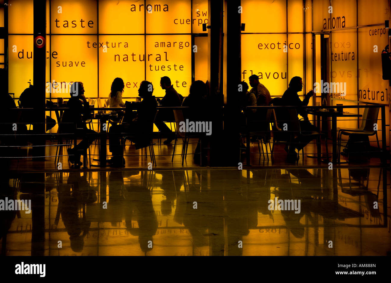 Einige Menschen, die das Frühstück umgeben von Wörter in Spanisch & Englisch über Aromen. Stockfoto