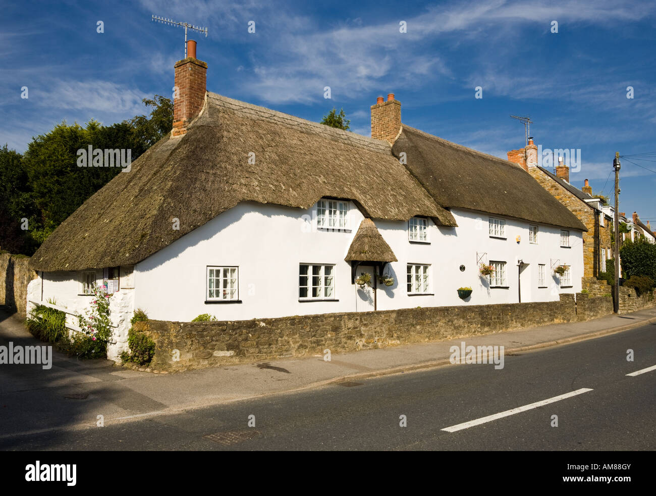 Strohgedeckten Hütten im Dorf Chideock, Dorset, England, UK Stockfoto