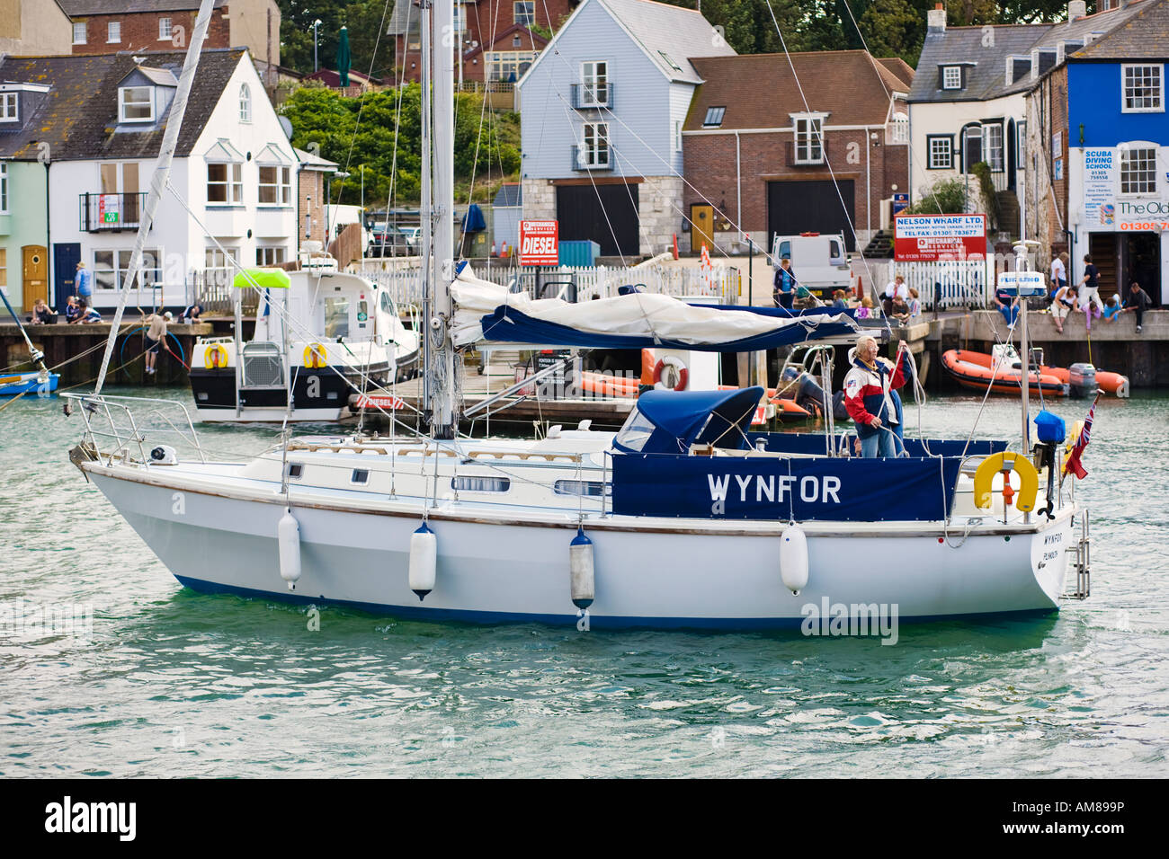 Kleine Yacht Segeln aus Weymouth Außenhafen, Weymouth, Dorset, Großbritannien Stockfoto