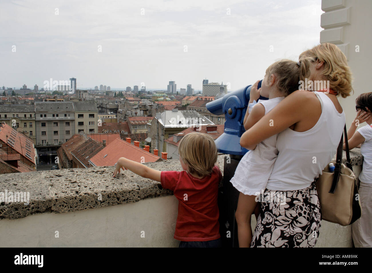Touristen auf der Suche auf die Stadt von oben, Zagreb, Kroatien Stockfoto