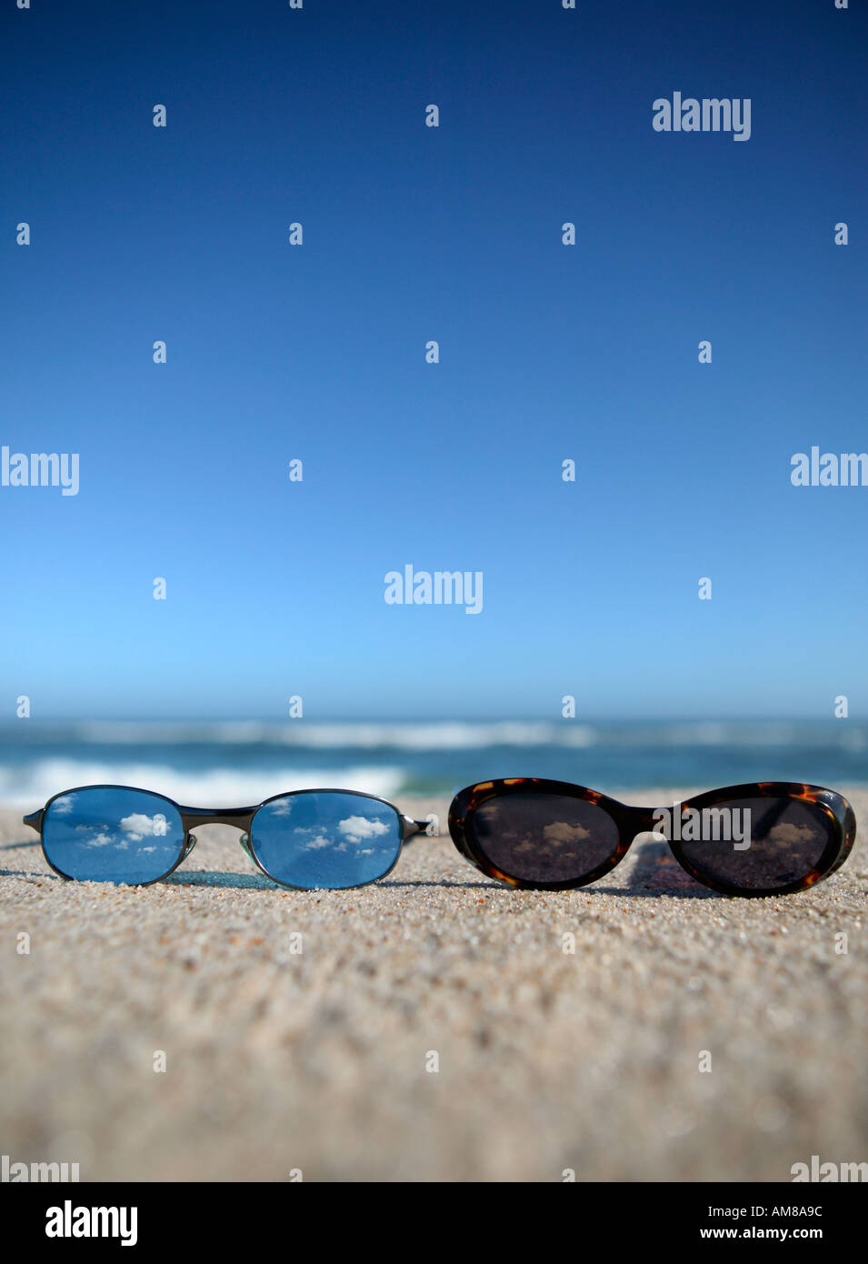 Zwei Gläser Verlegung am Strand. Stockfoto