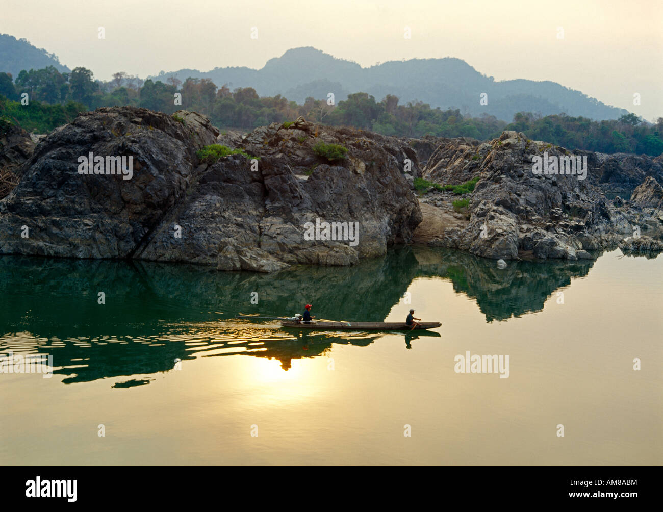 Boot bin Mekong Im Raummotive Mit Einmündung Boot auf dem Mekong Fluss während des Sonnenuntergangs mit Fischer Siphandone 4000 Inseln Stockfoto