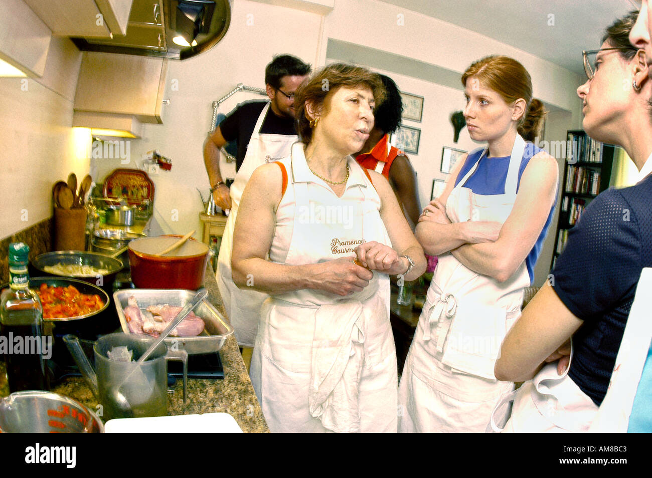 Bildung PARIS FRANKREICH amerikanische Studenten in Kochen Französisch Klasse 'Promenades Gourmandes' mit Lehrer 'Paule Caillat » Lehrer, amerikaner im Ausland Stockfoto