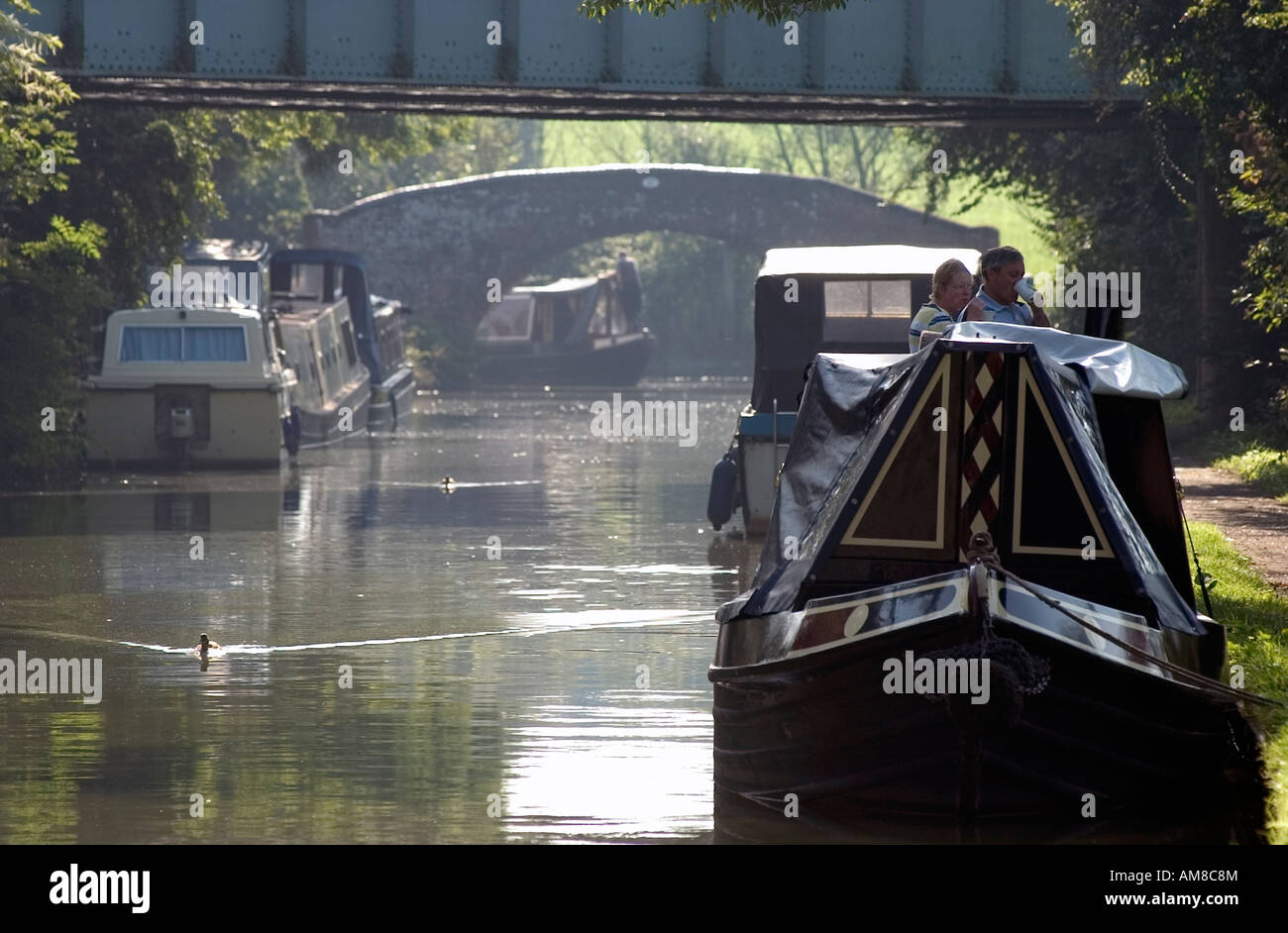 Einen allgemeinen Überblick über ein Grachtenboot auf der Oxford Canal in Oxfordshire in Enland. Es geht darum, unter einer Brücke zu gehen, Stockfoto