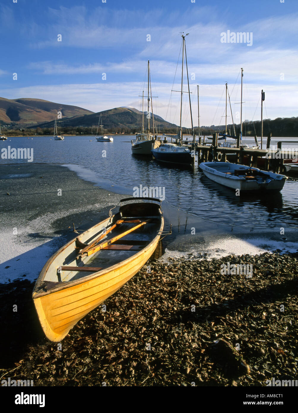 Winter-Szene der Boote am Rande des Derwent Wasser, Nichol Ende, Cumbria Stockfoto