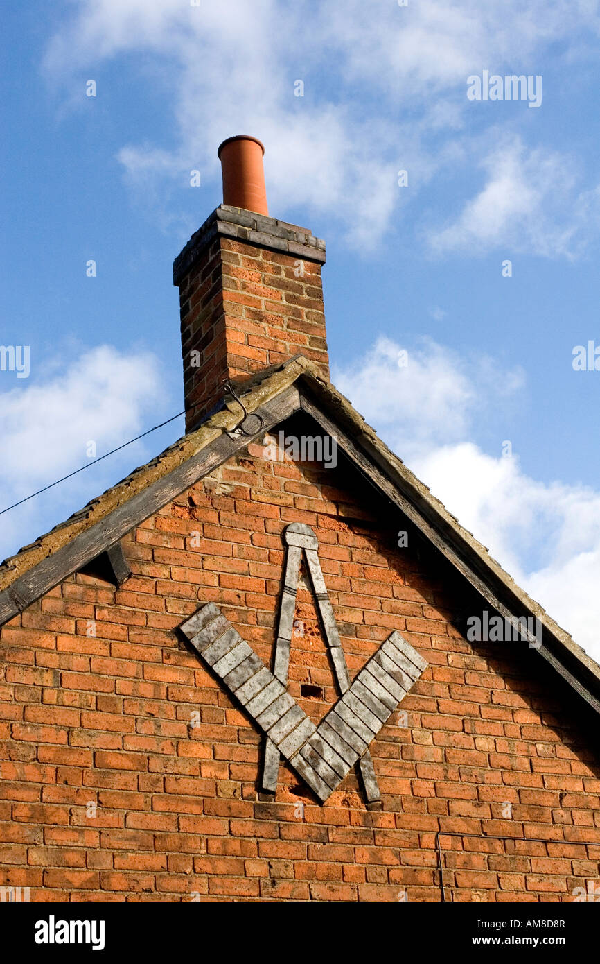 Platz und Kompass auf der Seite eines Gebäudes in South Derbyshire, England, Vereinigtes Königreich Stockfoto