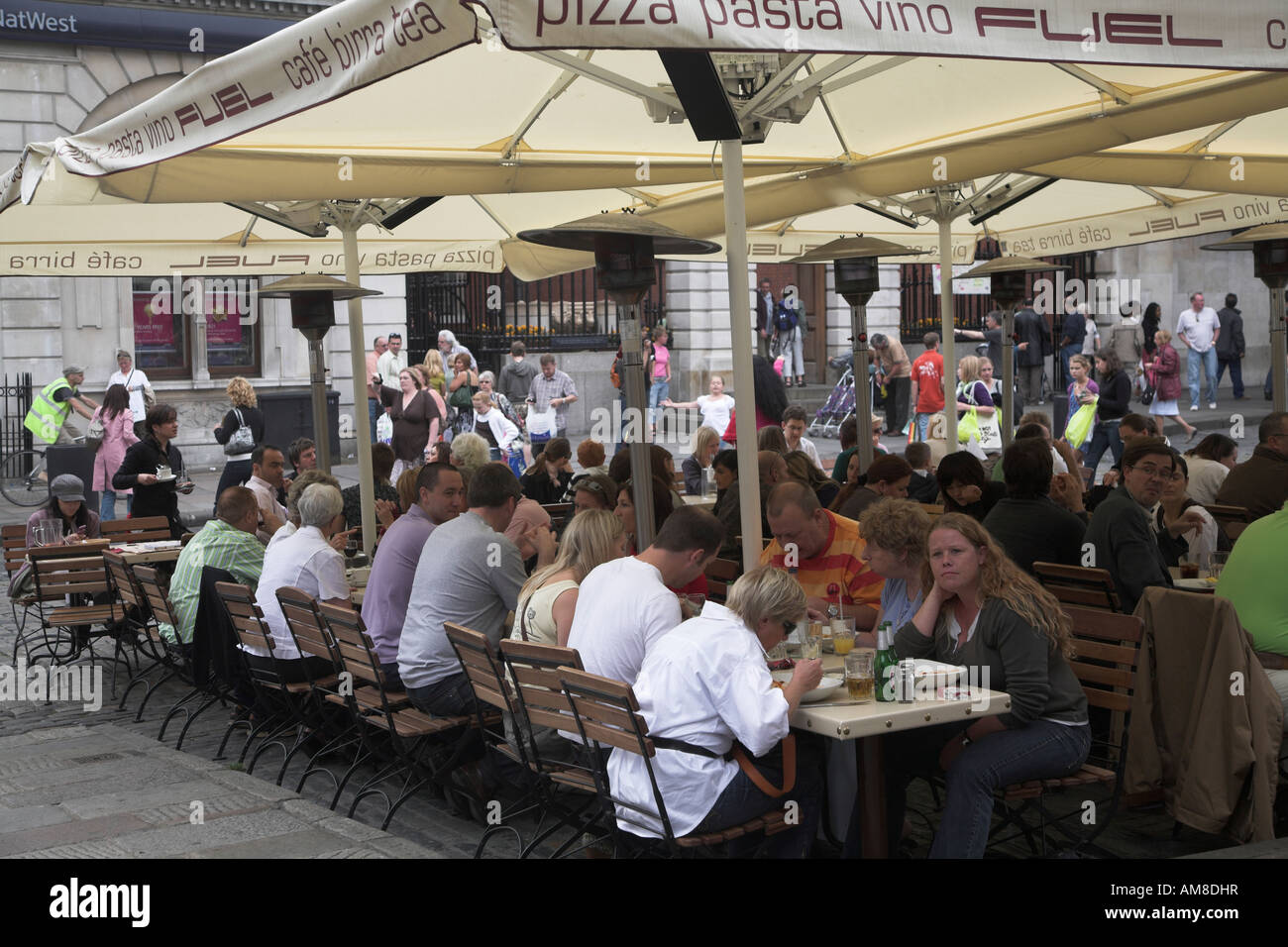 Menschen, die Essen an Tischen im Freien in einem italienischen Restaurant, Covent Garden, London, England Stockfoto