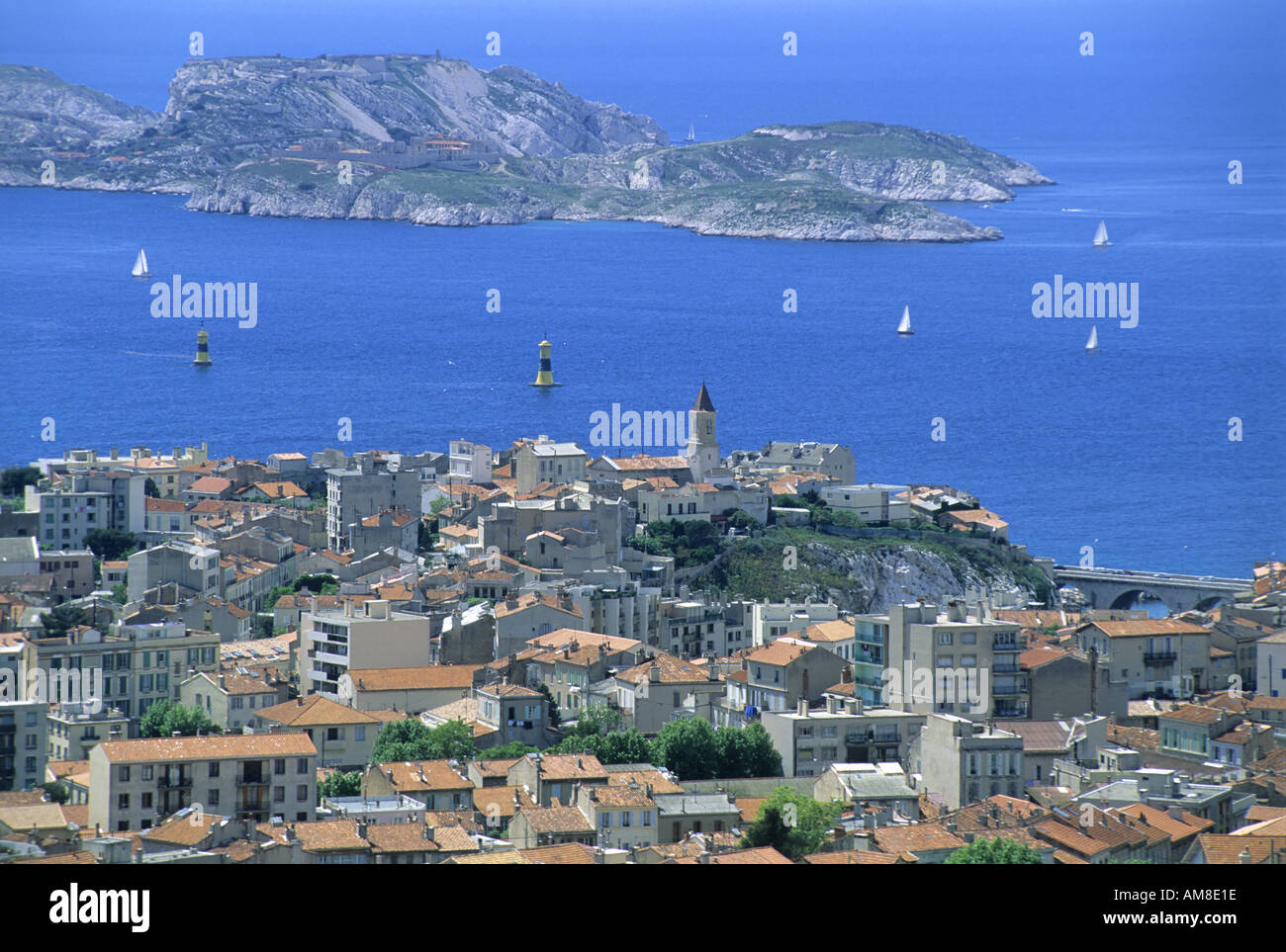 Frankreich, Marseille - Endoume Bezirk mit Blick auf Frioul-Inseln und die If-Burg Stockfoto