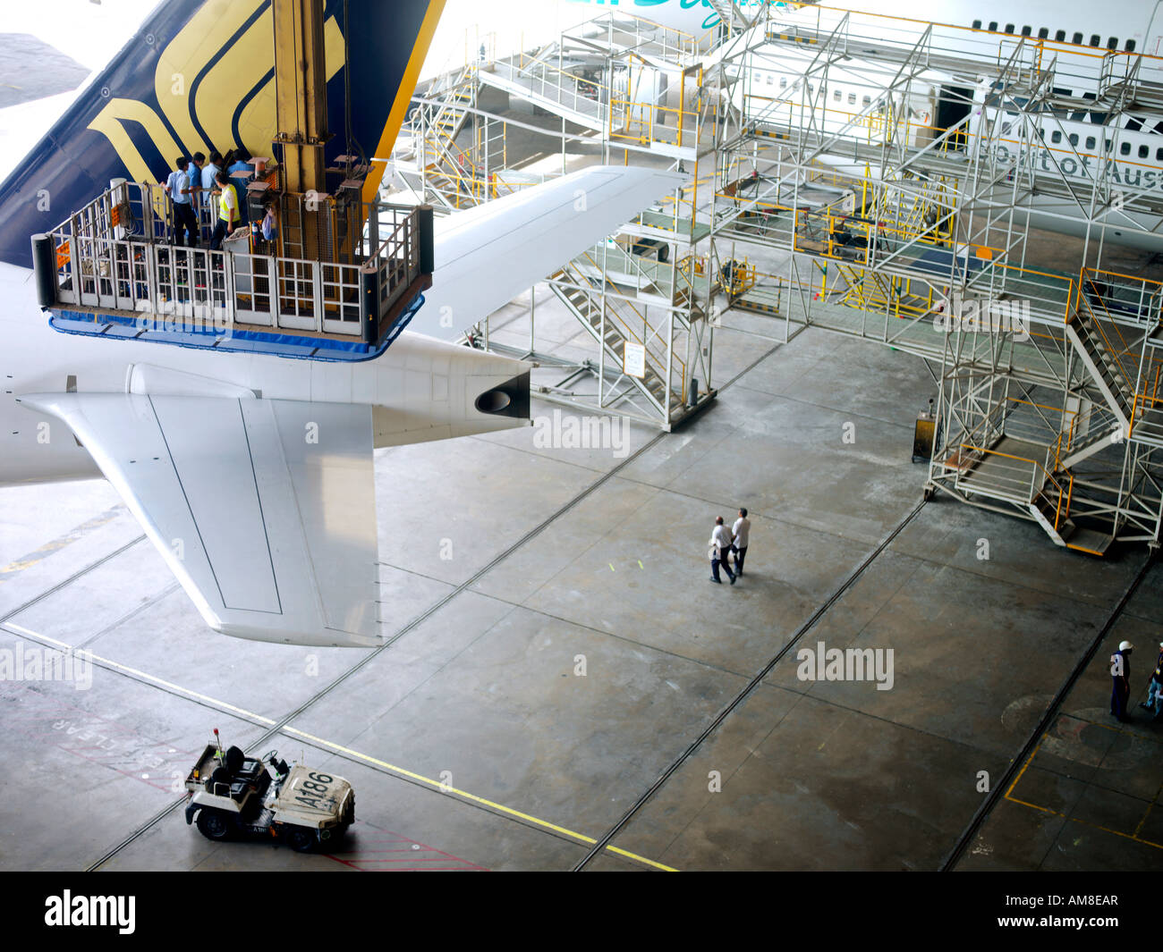 Arbeiter in einer Flughafen-Hangar arbeiten auf die Wartung von Flugzeugen Stockfoto