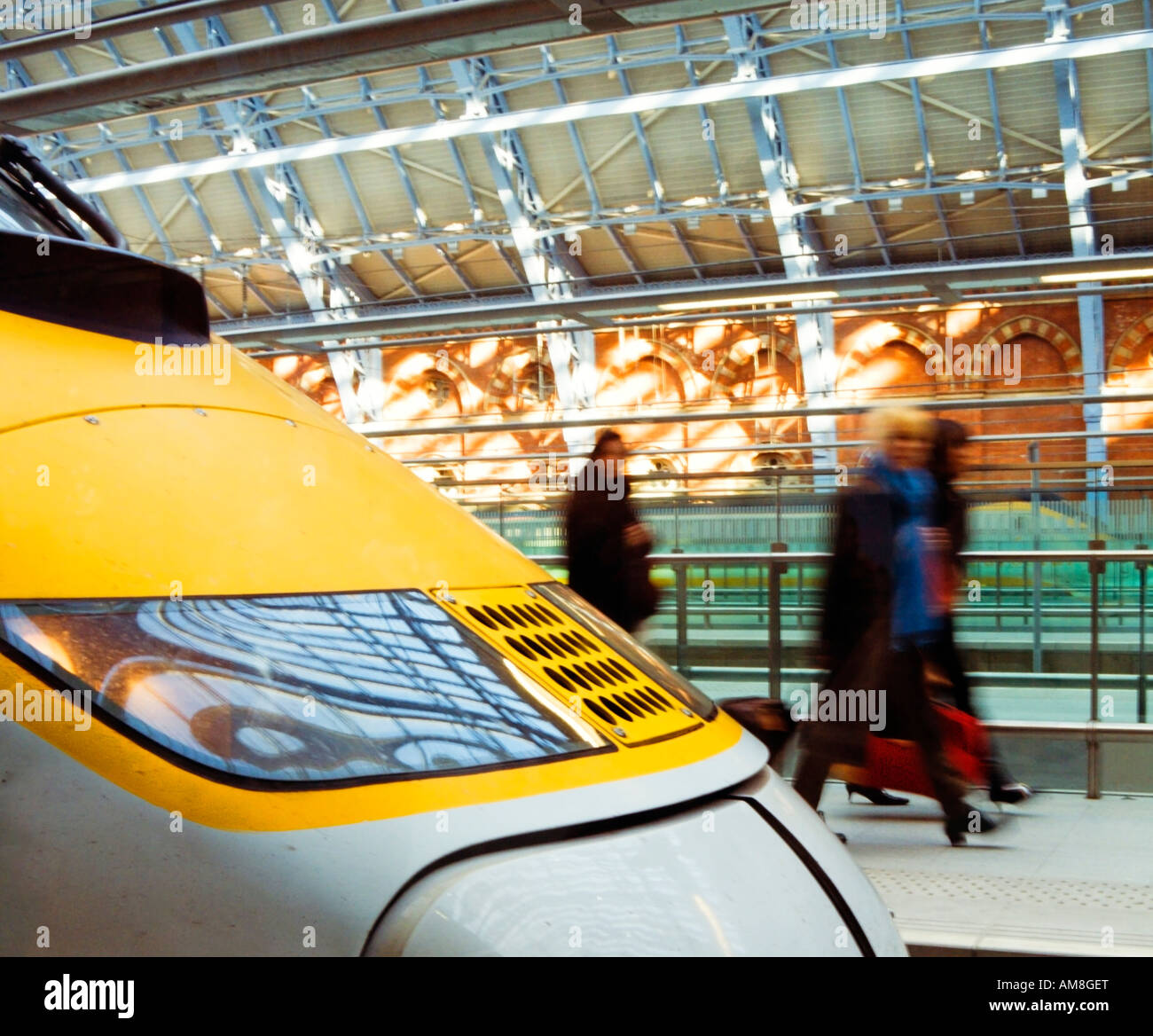 Passagiere mit dem Eurostar bei St Pancras International Station London Vereinigtes Königreich Stockfoto