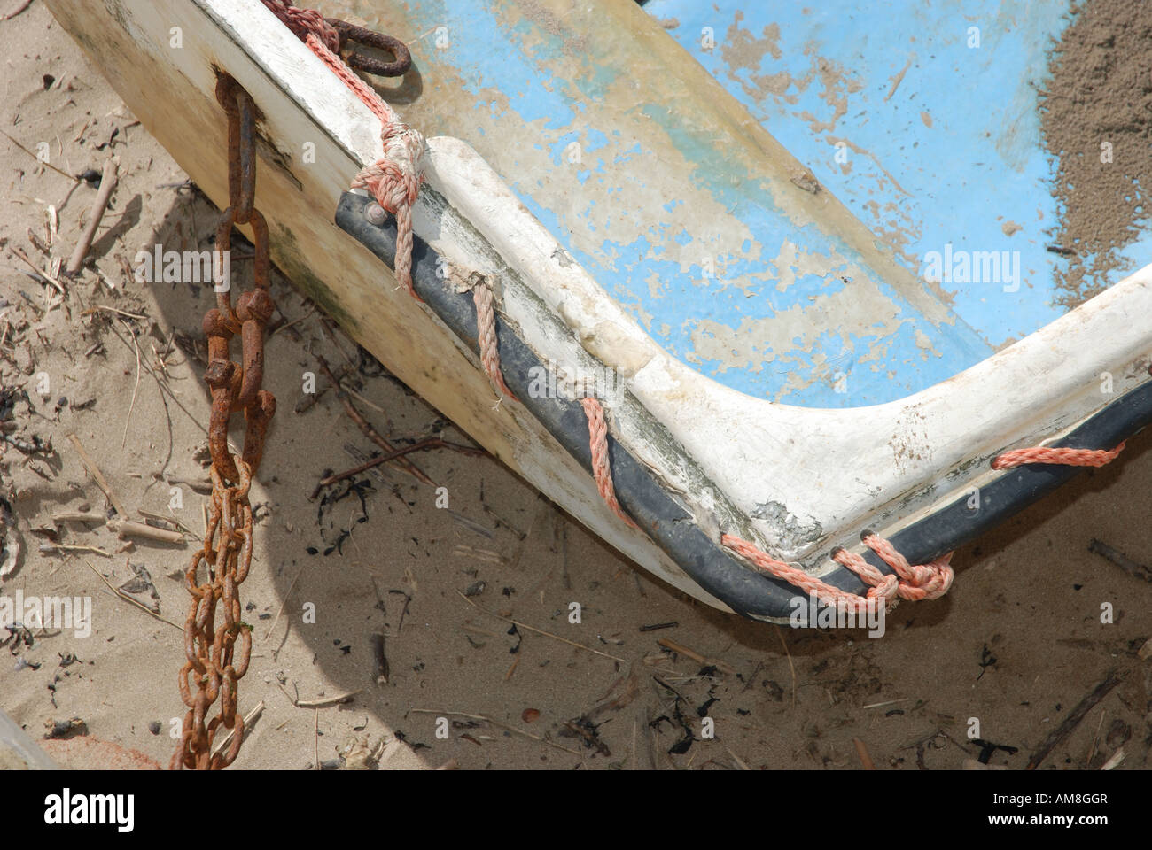 Vorgestellten Angeln Boot Komplementärfarben auf Sand Kette und Seil Stockfoto