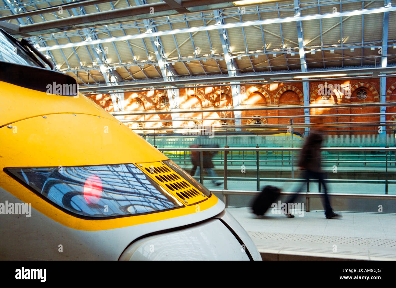 Passagiere mit dem Eurostar bei St Pancras International Station London Vereinigtes Königreich Stockfoto