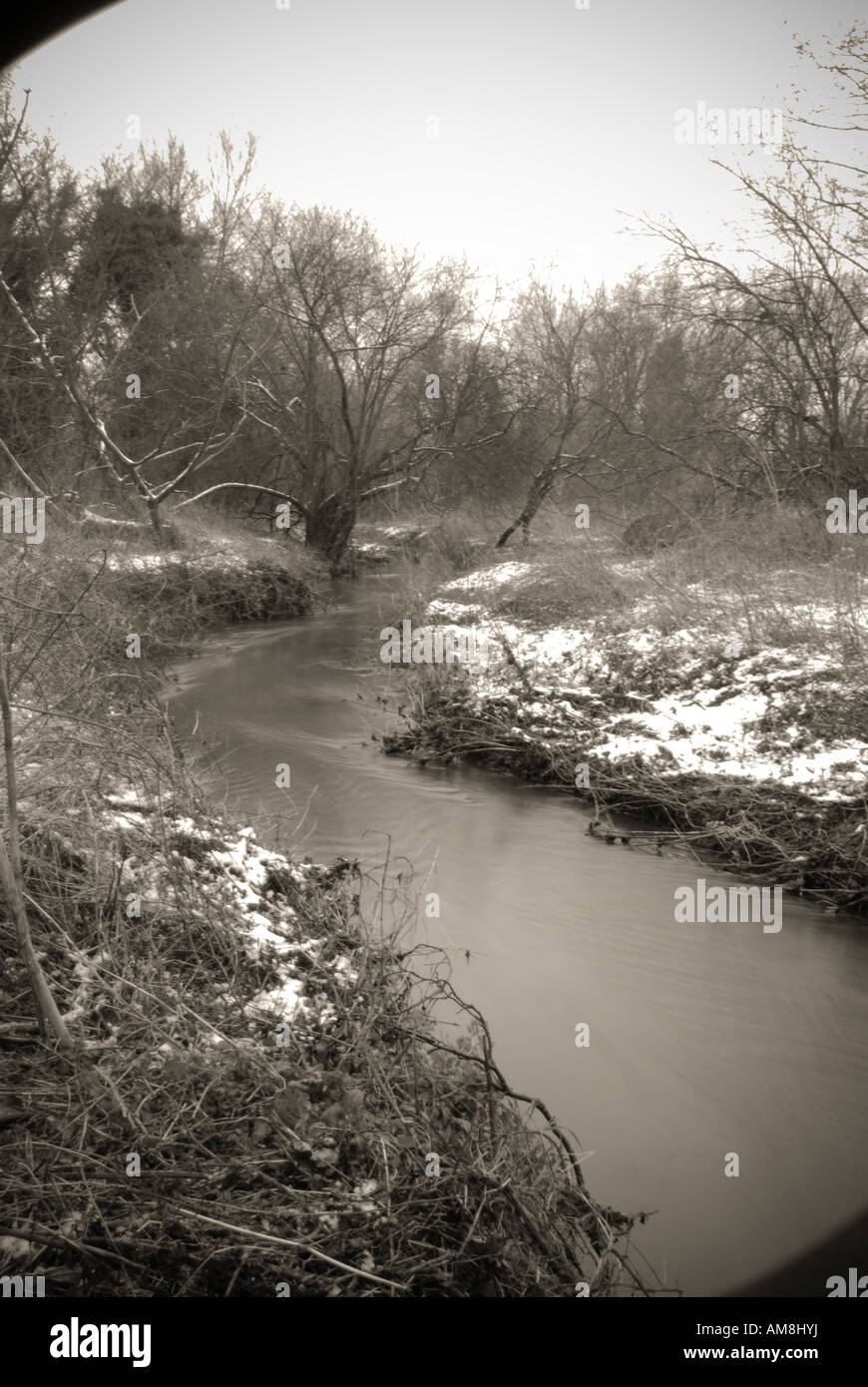 Ein kleiner fließenden Fluss Bach an einem schneit Wintertag Stockfoto