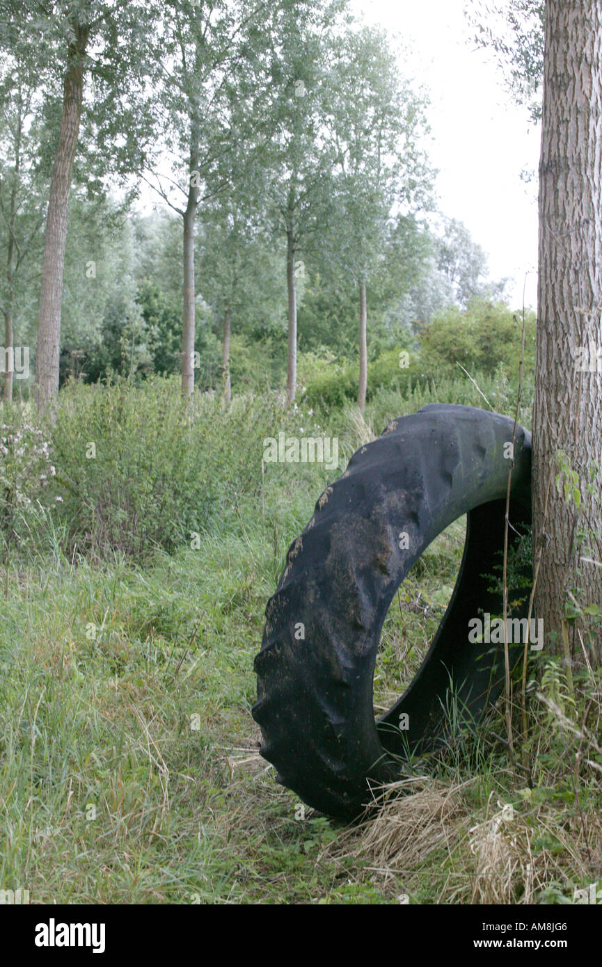 Reifen verlassen im Wald mit unsichtbaren Verschmutzung in der Umgebung Stockfoto
