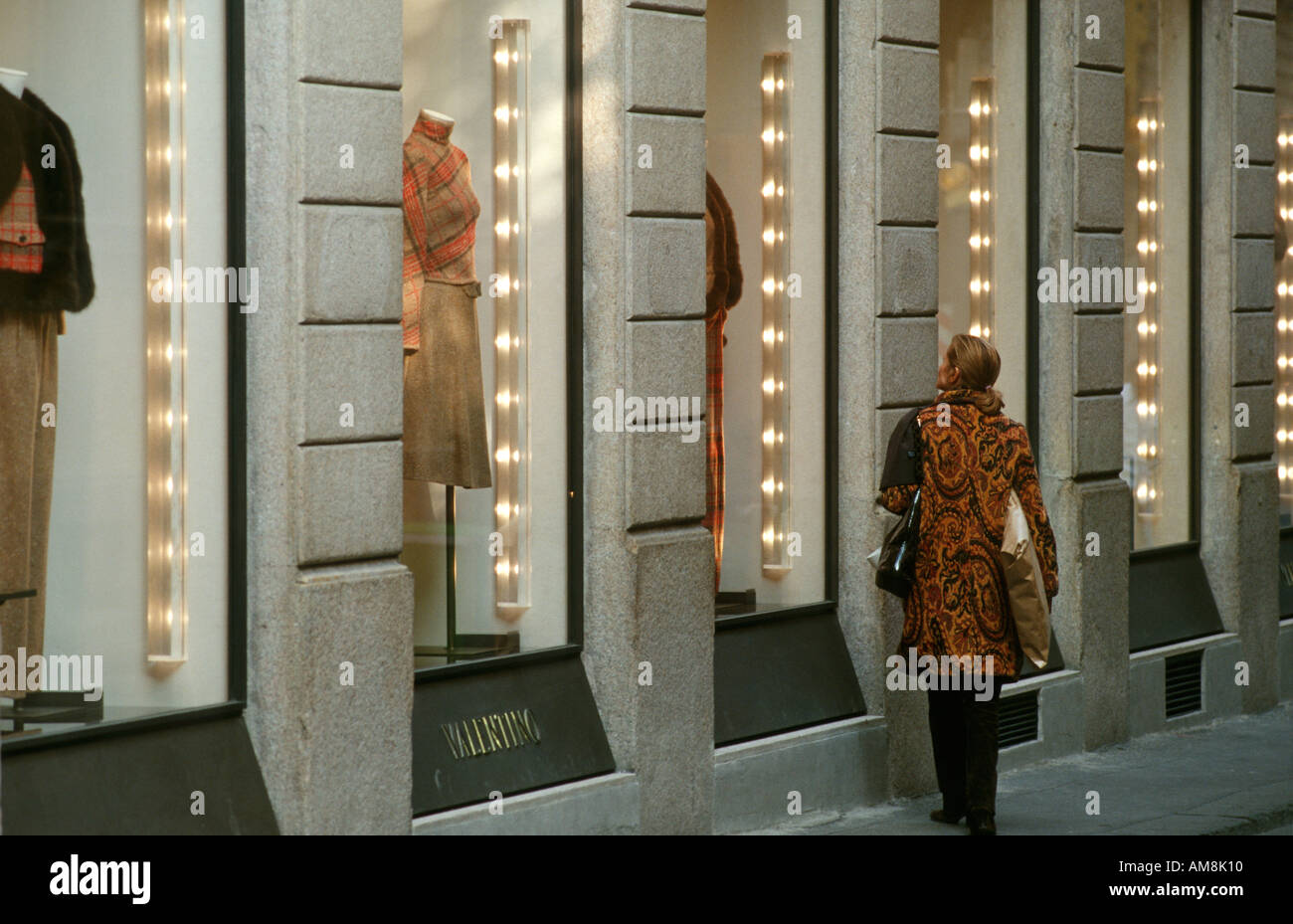 Italien Mailand Quadrilatero della Moda Woman Schaufensterbummel auf der Via Montenapoleone Stockfoto