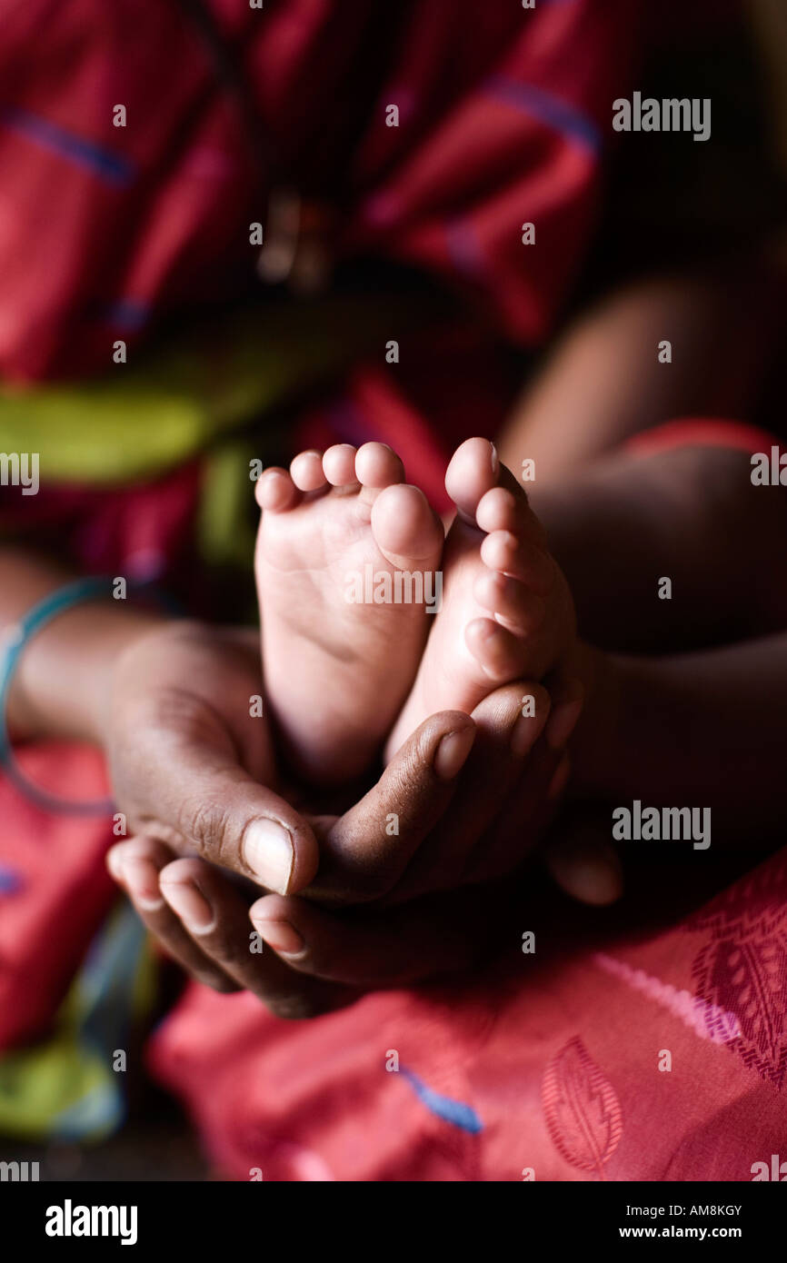 Indische Mutter halten Babys nackten Füßen. Indien Stockfoto