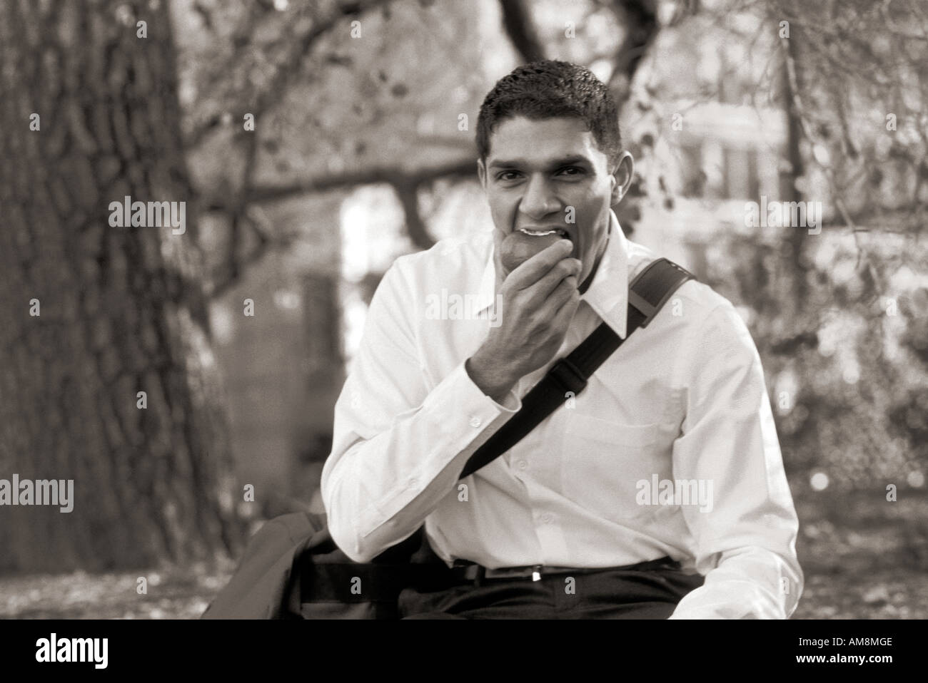 Junger Mann Essen Apfel, portrait Stockfoto
