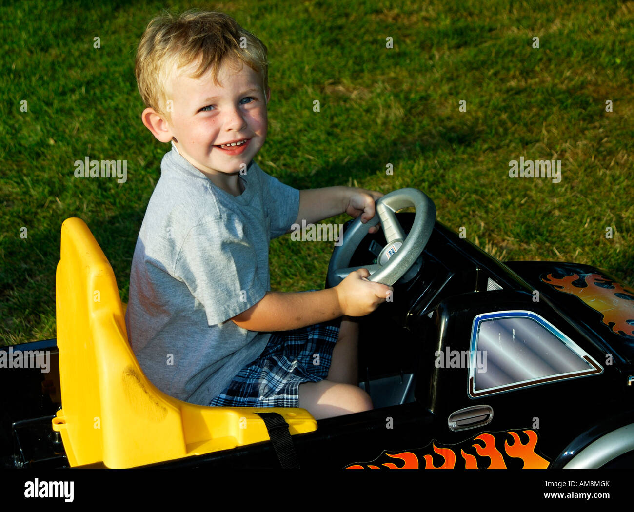 Drei Jahre alter Junge in Spielzeug-LKW Stockfoto