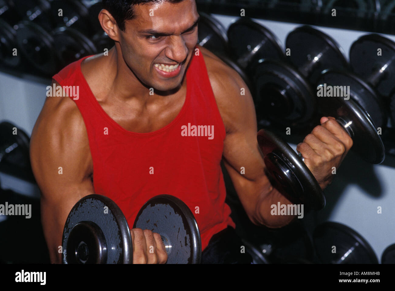 Junger Mann im Fitness-Studio Stockfoto